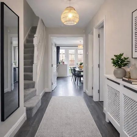 5 Bedroom House Close To Centre - Sleeps 11 Guests - Parking - Contractors Or Groups Welcome *